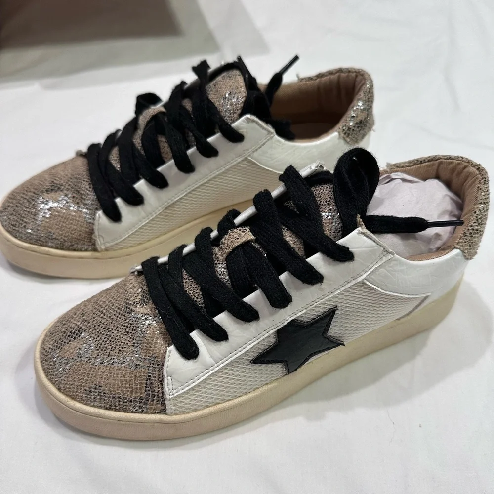 Sporty chic versatile white and gold snake print sneakers black star size 6